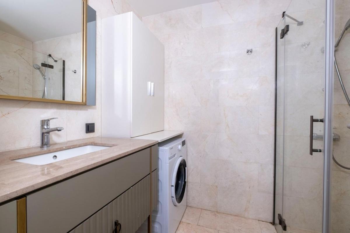 G Tower Near Metro St 07778 Appartement Istambul